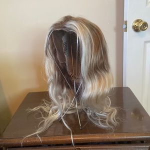 Human Hair Wig Ash and blonde. Mid length